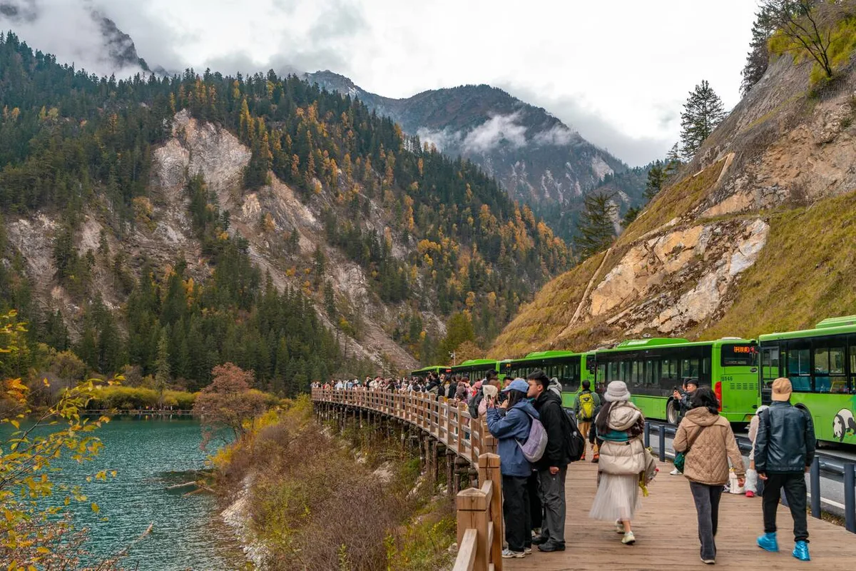 48 Giờ Lang Thang Giữa Jiuzhaigou và Huanglong – Thiên Đường Vắng Bóng