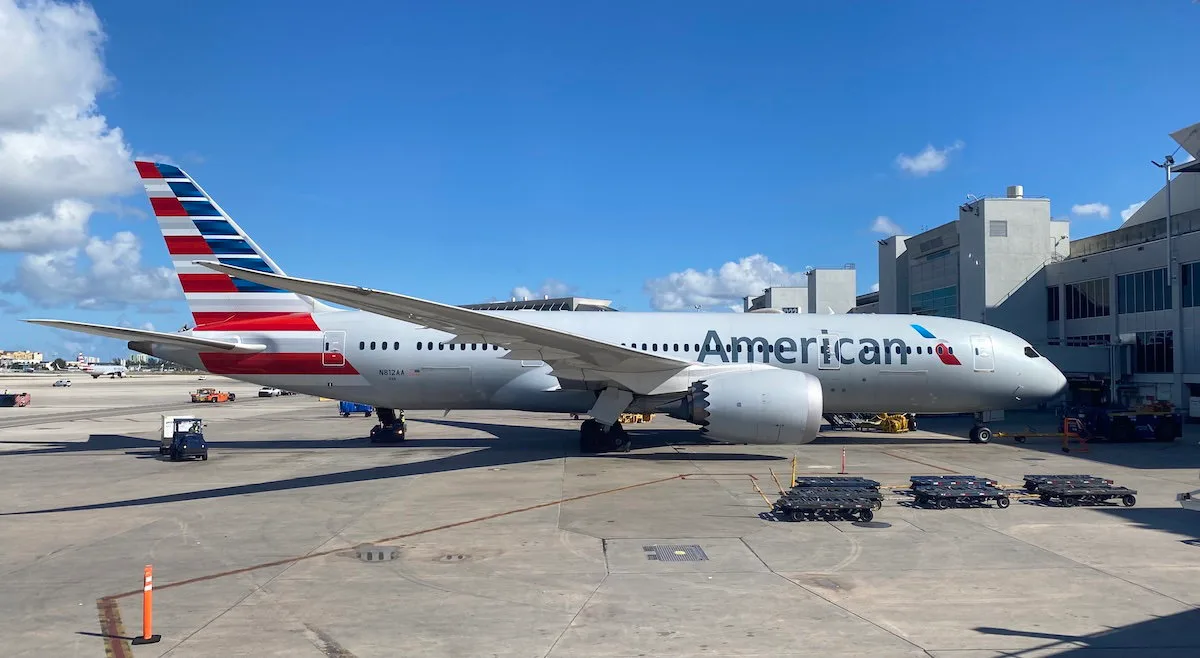 American Airlines Ra Mắt Chương Trình Đánh Giá Tiếp Viên Hàng Không: Thách Thức Hay Cơ Hội?