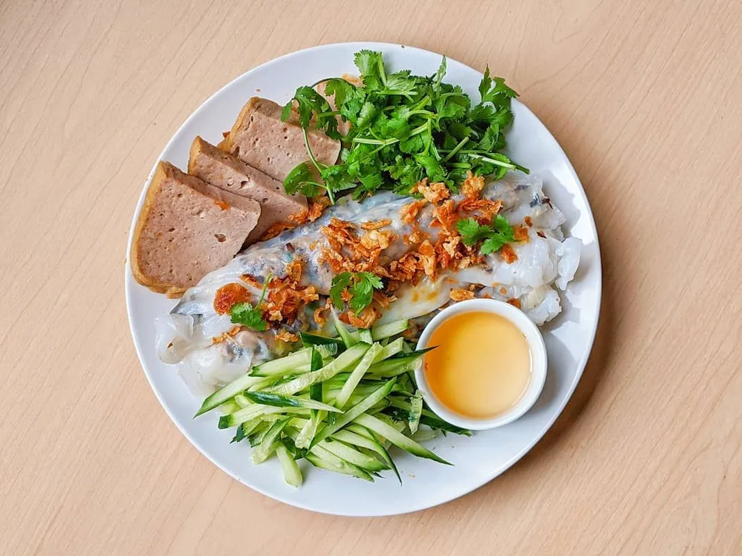 Bánh Cuốn Sài Gòn: Mê Mẩn Trên Những Chiếc Ghế Nhựa