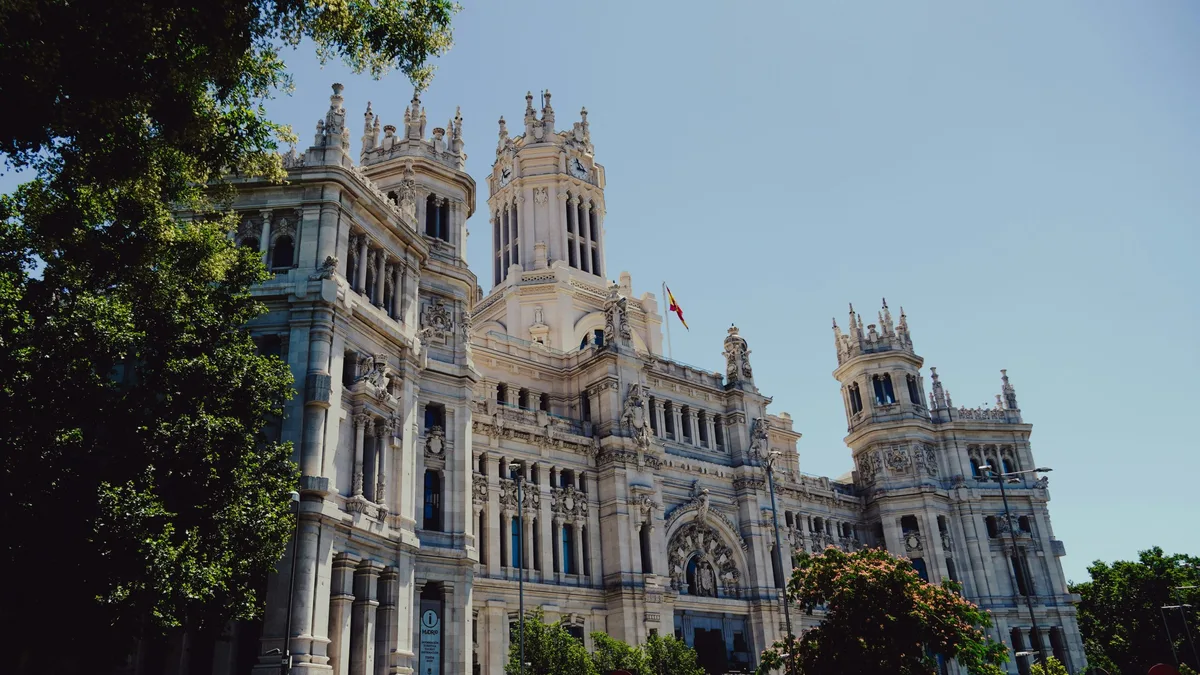 Barcelona Hay Madrid: Chọn Thành Phố Nào Để Khám Phá?
