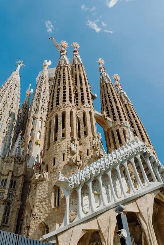 Barcelona Hay Madrid: Chọn Thành Phố Nào Để Khám Phá?