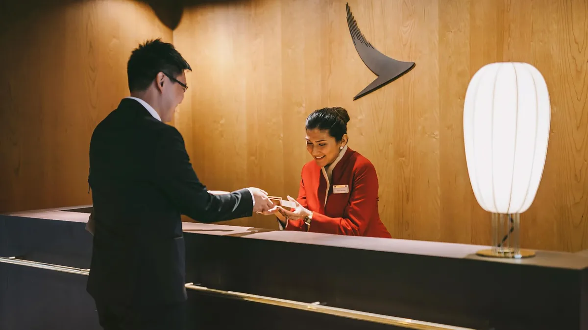 Cathay Pacific Đóng Cửa Phòng Chờ Tại Manila: Điều Gì Đang Xảy Ra?