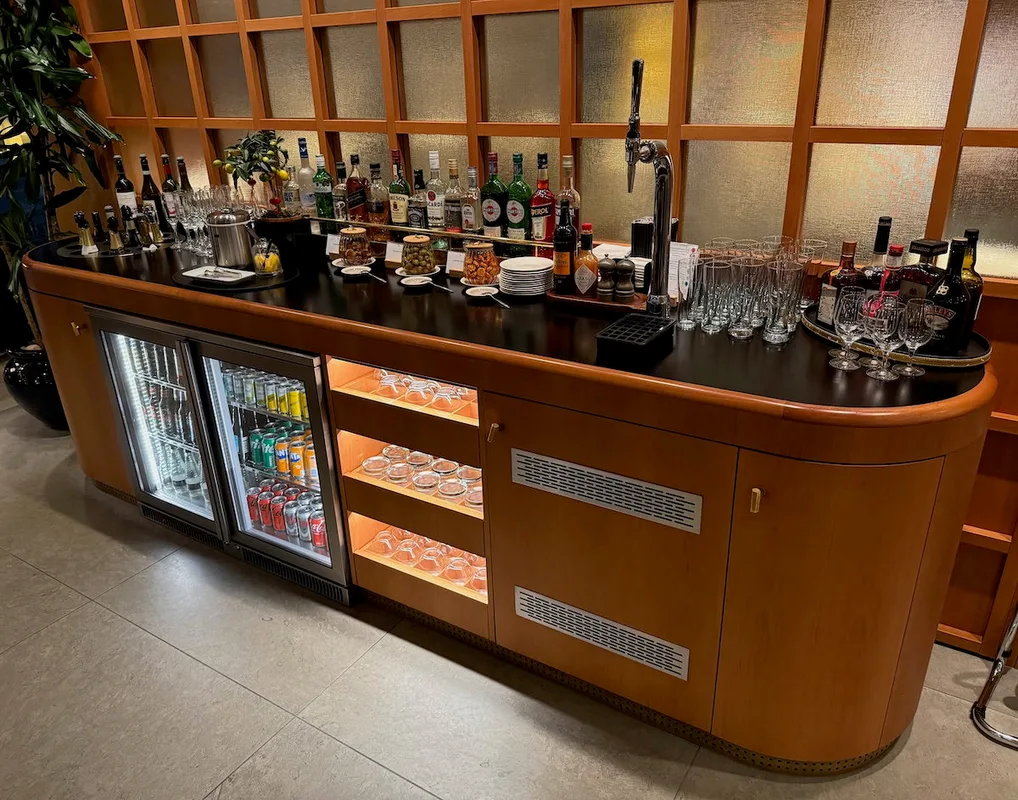 Ryanair CEO Proposes Morning Alcohol Ban at Airports: Is It the Right Call?