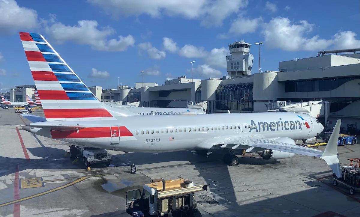 CEO United Airlines Đề Xuất Sát Nhập Với American Airlines: Một Cuộc Chơi Mạo Hiểm?