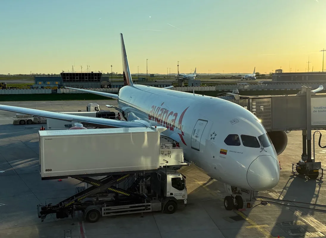 Chiêu Trò Bốc Mùi Trên Máy Bay Kinh Hoàng Của Influencer Colombia