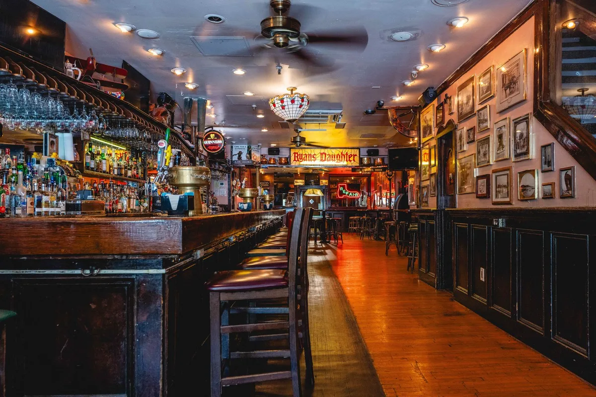 Chìm Đắm Trong Thế Giới Dive Bar Ở New York