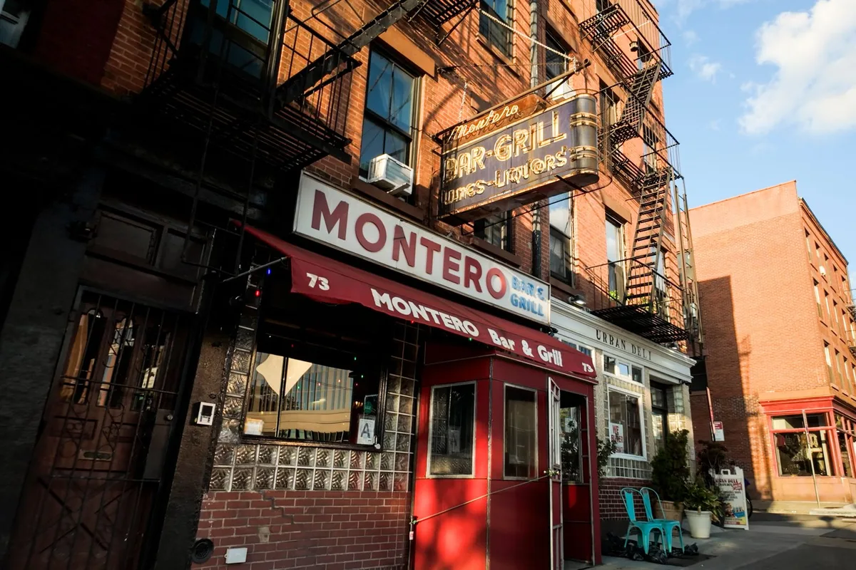 Chìm Đắm Trong Thế Giới Dive Bar Ở New York