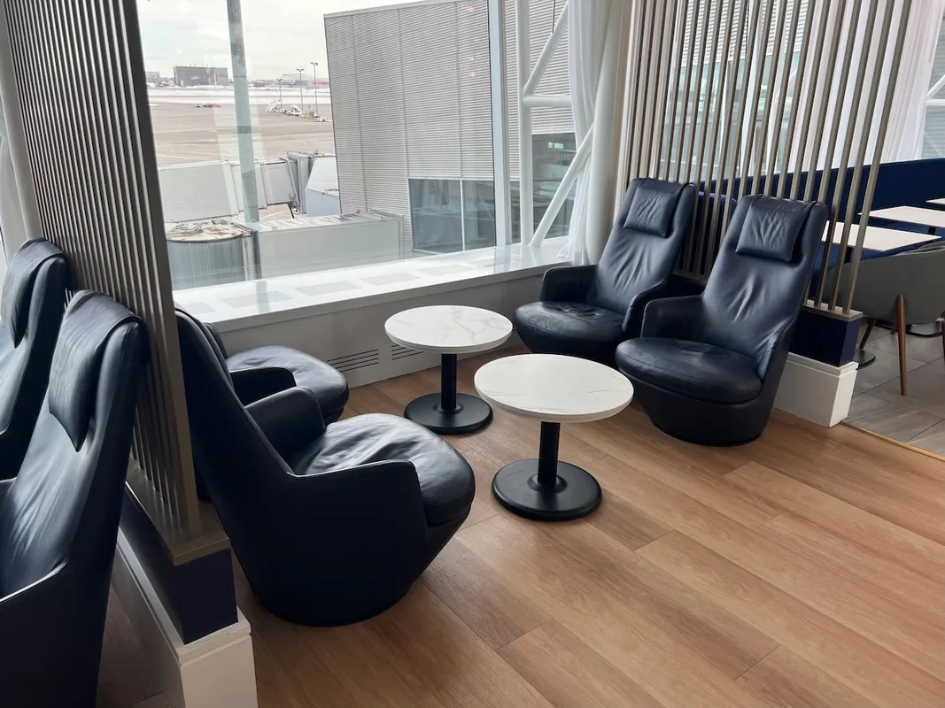 Chốn Dừng Chân Hoàn Hảo Tại Sân Bay Montreal: Phòng Chờ Air France