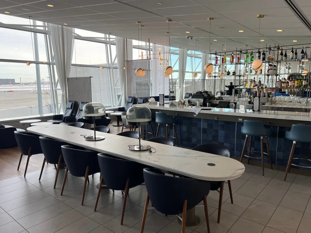 Chốn Dừng Chân Hoàn Hảo Tại Sân Bay Montreal: Phòng Chờ Air France
