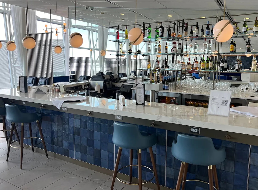 Chốn Dừng Chân Hoàn Hảo Tại Sân Bay Montreal: Phòng Chờ Air France