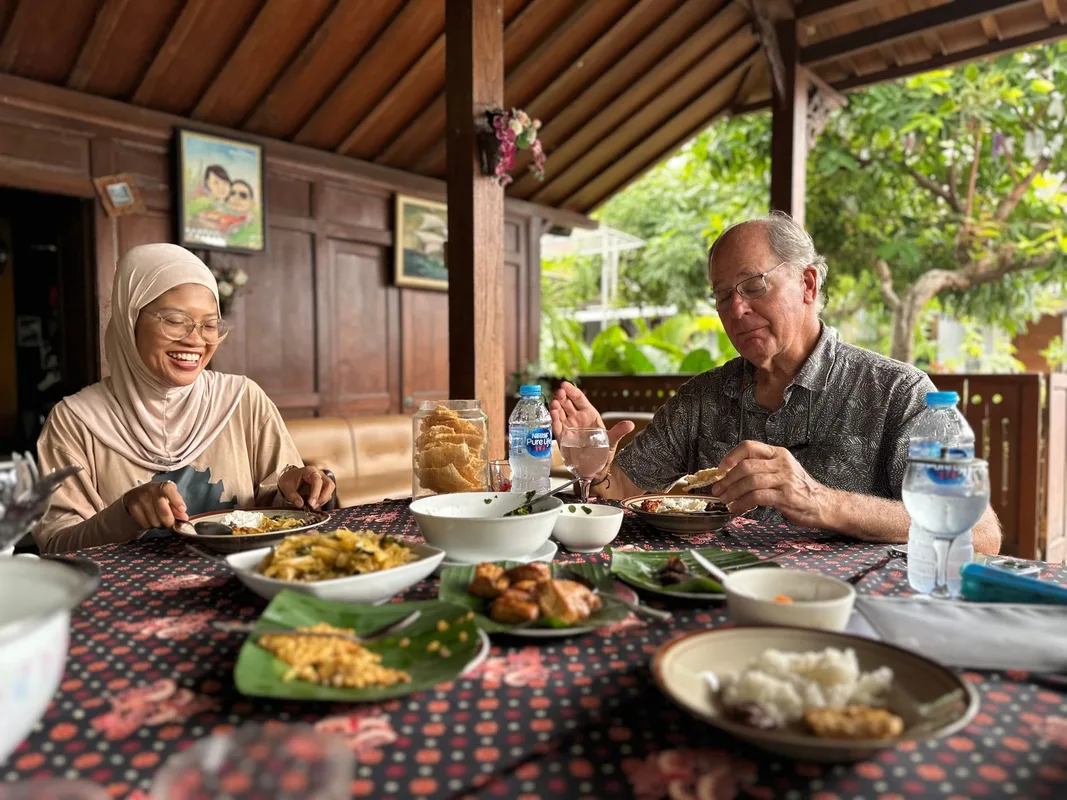 Chuyến Đi Cùng Bố: Khám Phá Quá Khứ và Tình Thân Ở Indonesia