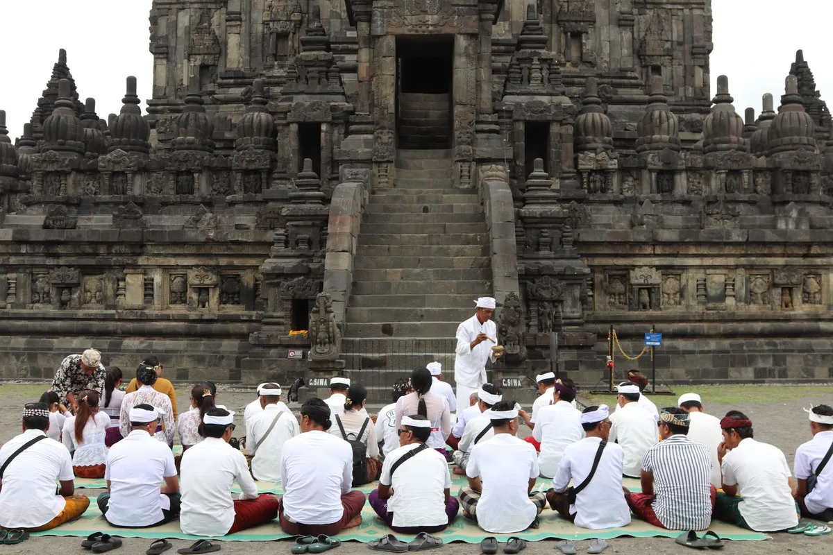 Chuyến Đi Cùng Bố: Khám Phá Quá Khứ và Tình Thân Ở Indonesia