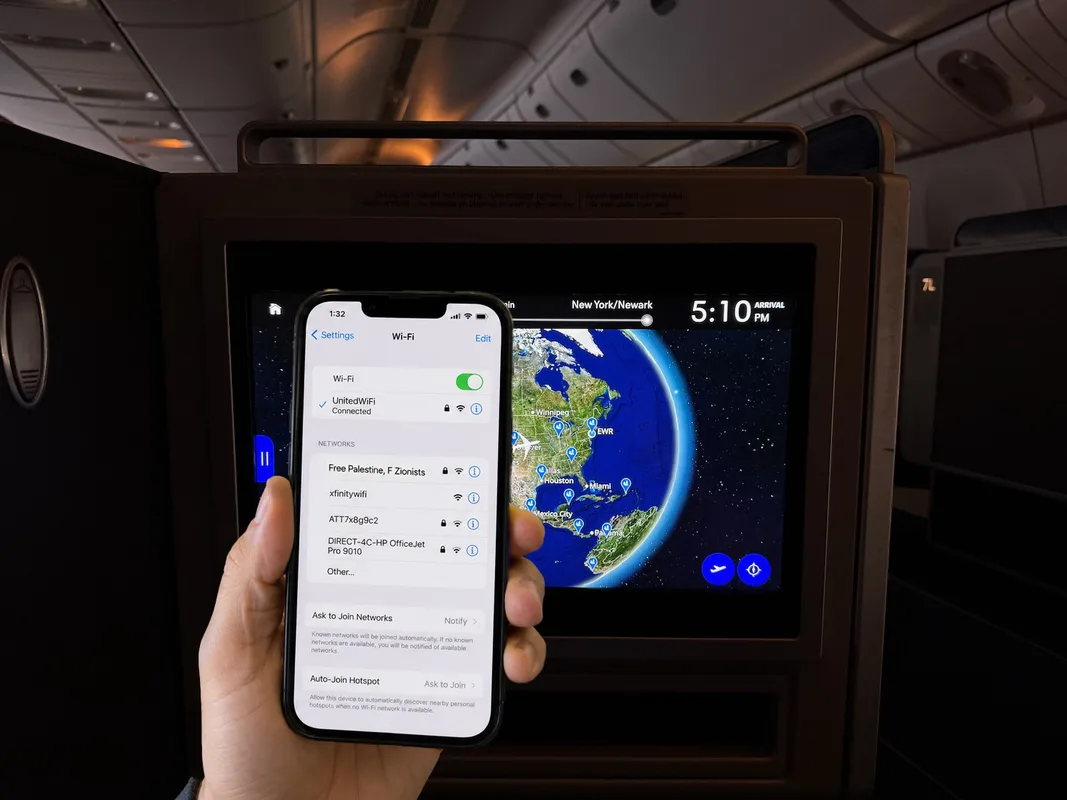 Chuyện Lạ Trên Máy Bay: Phi Công United Airlines Đe Dọa Gọi FBI Do Tên Wi-Fi Phân Biệt Chủng Tộc