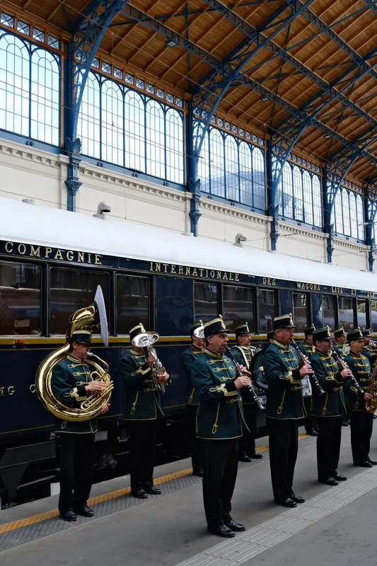 Chuyến Tàu Đặc Biệt Giữa Mẹ và Con: Hành Trình Từ Istanbul Đến Paris