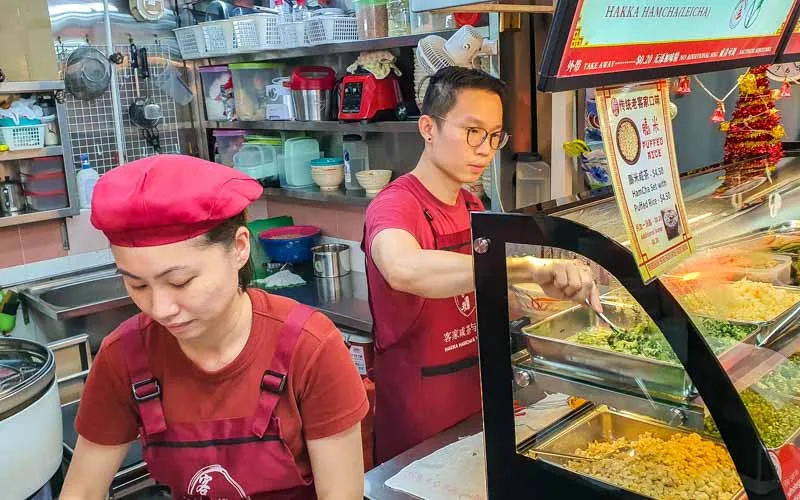 Chuyện Tình Bỏ Việc Lãnh Lương Chuyển Sang Bán Cơm Trời Đất Tại Chinatown