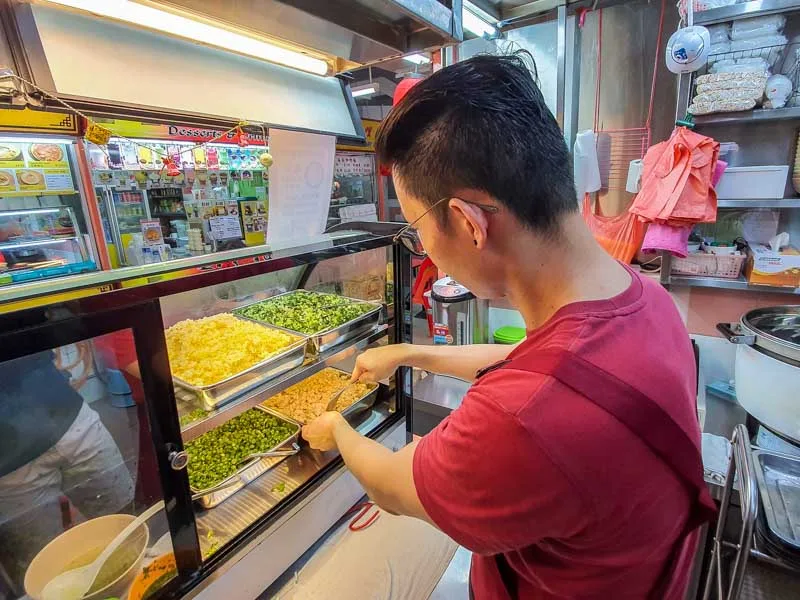 Chuyện Tình Bỏ Việc Lãnh Lương Chuyển Sang Bán Cơm Trời Đất Tại Chinatown