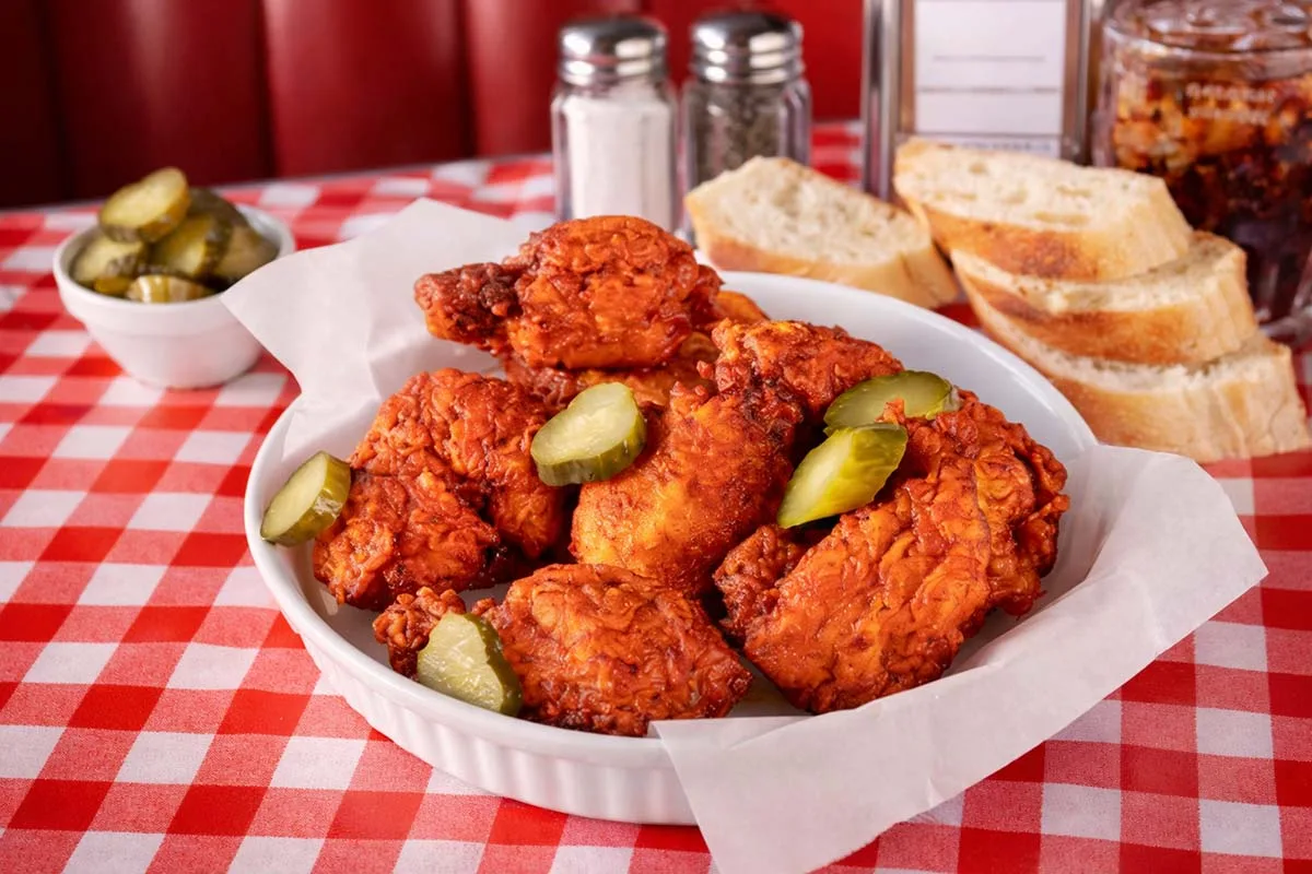 Cuộc Chiến Gà Chiên Cay Nashville: Hot Bird Hay Fowlboys?