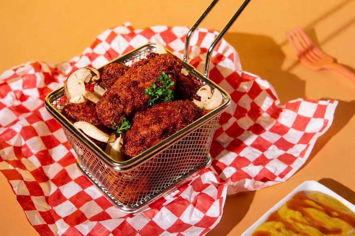Cuộc Chiến Gà Chiên Cay Nashville: Hot Bird Hay Fowlboys?