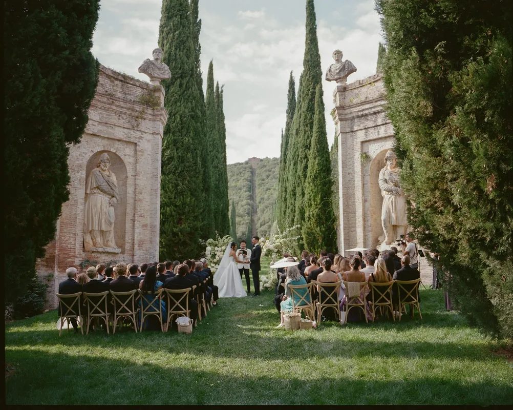 Đám Cưới Tại Tuscany Giữa Những Cây Dương Xỉ và Những Bức Phù Điêu