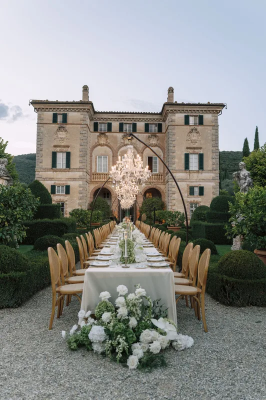 Đám Cưới Tại Tuscany Giữa Những Cây Dương Xỉ và Những Bức Phù Điêu