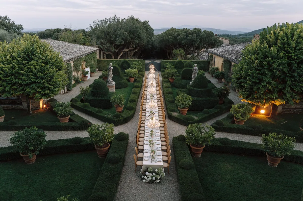 Đám Cưới Tại Tuscany Giữa Những Cây Dương Xỉ và Những Bức Phù Điêu