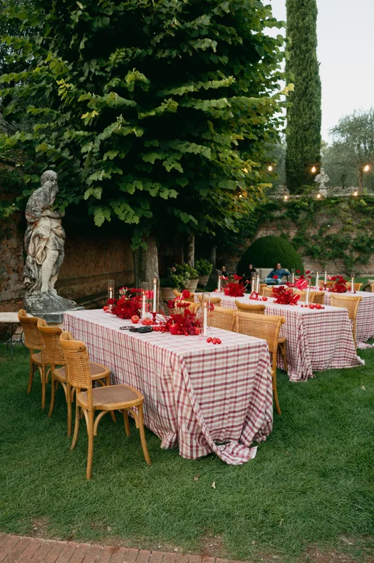 Đám Cưới Tại Tuscany Giữa Những Cây Dương Xỉ và Những Bức Phù Điêu