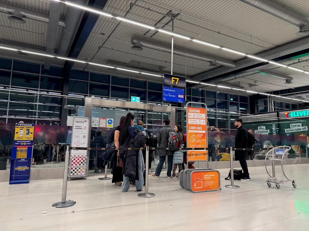 Đánh Giá Chuyến Bay EasyJet A320: Không Rẻ, Không Im Lặng, Nhưng Đến Đích