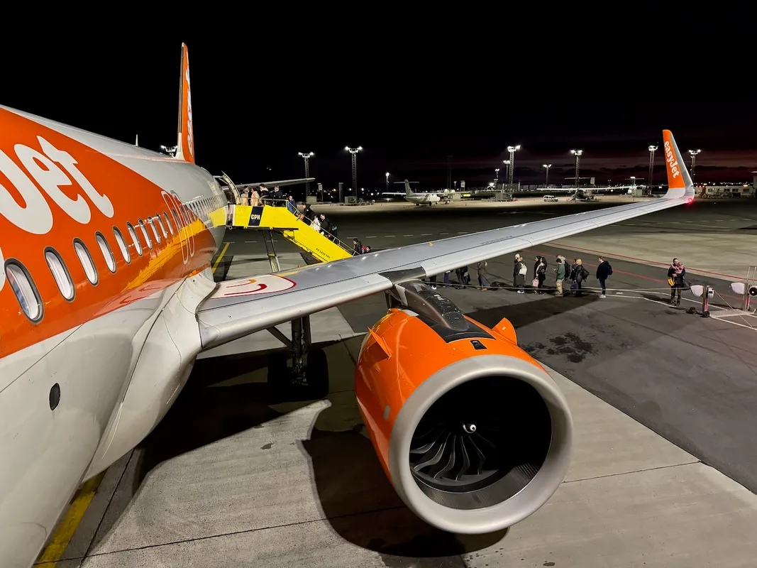 Đánh Giá Chuyến Bay EasyJet A320: Không Rẻ, Không Im Lặng, Nhưng Đến Đích