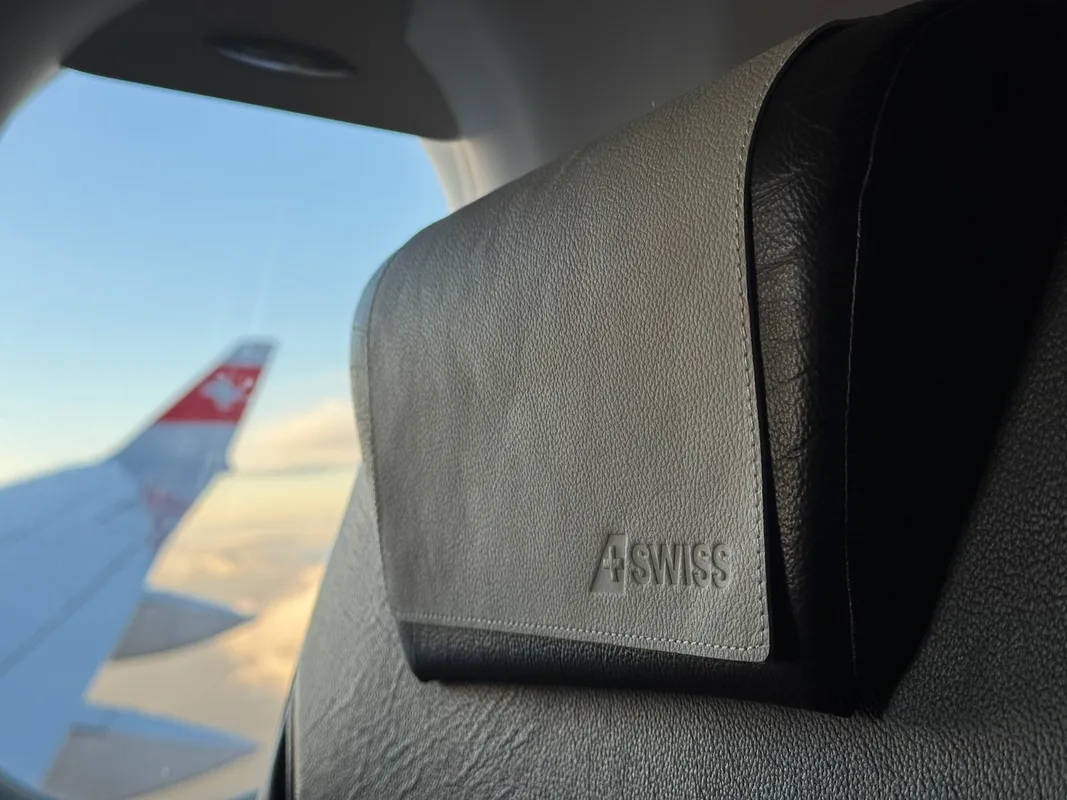 Đánh Giá Hạng Phổ Thông SWISS A220-300 Từ London Đến Zurich