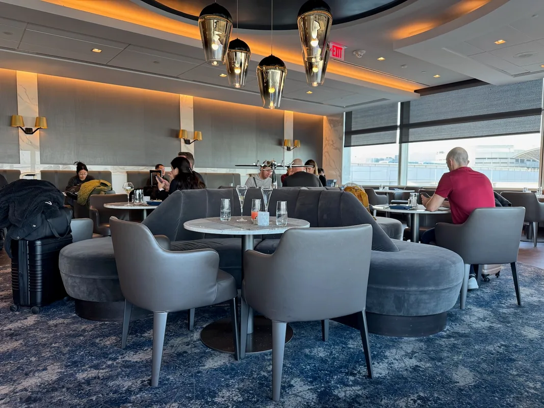 A Review of the United Polaris Lounge at San Francisco (SFO)
