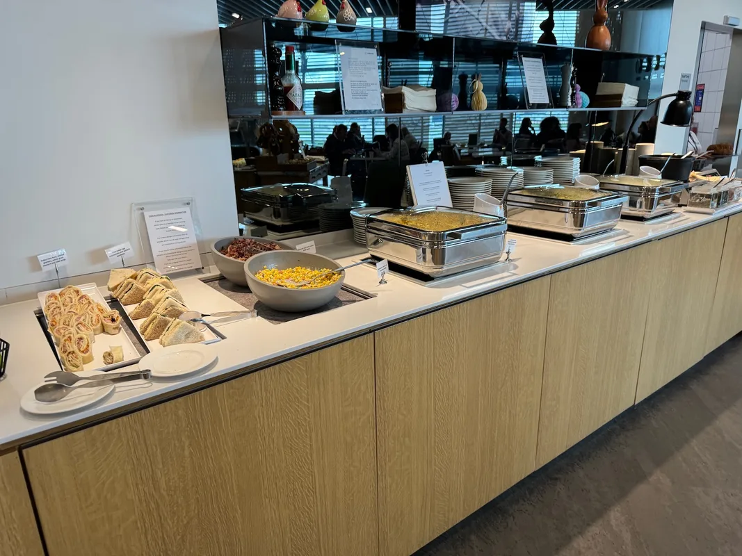 Đánh Giá Lufthansa Lounge tại Sân Bay Heathrow London (LHR)