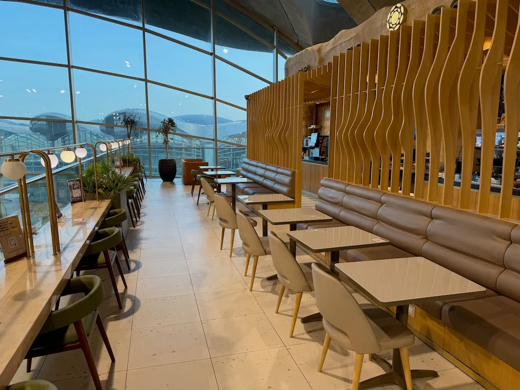 Đánh Giá Plaza Premium Lounge Sân Bay Amman: Nơi Nghỉ Ngơi Thoải Mái Giữa Chuyến Bay