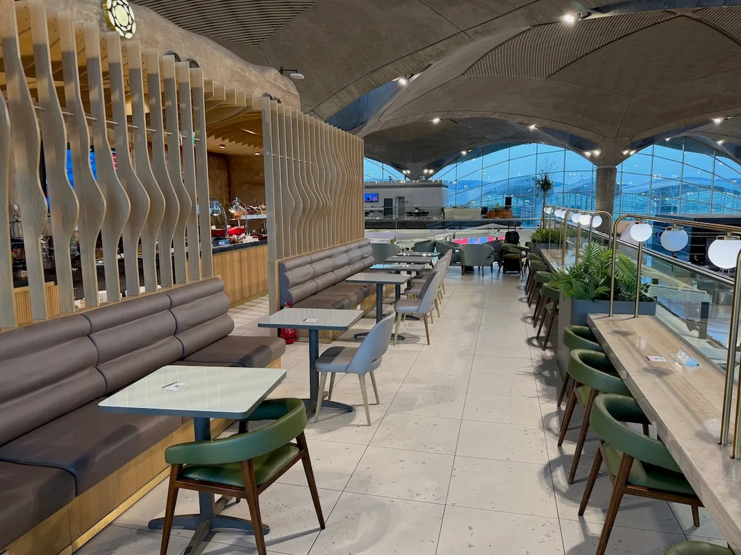 Đánh Giá Plaza Premium Lounge Sân Bay Amman: Nơi Nghỉ Ngơi Thoải Mái Giữa Chuyến Bay