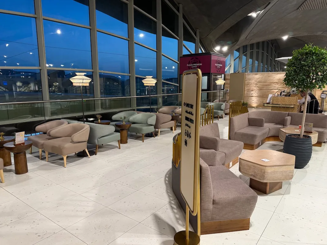 Đánh Giá Plaza Premium Lounge Sân Bay Amman: Nơi Nghỉ Ngơi Thoải Mái Giữa Chuyến Bay