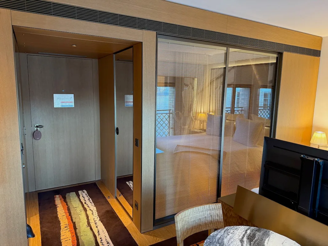 Đêm Trôi Tại SAX Paris: Khách Sạn Đậm Chất Thời Thượng Nhưng Chưa Đủ Đẳng Cấp