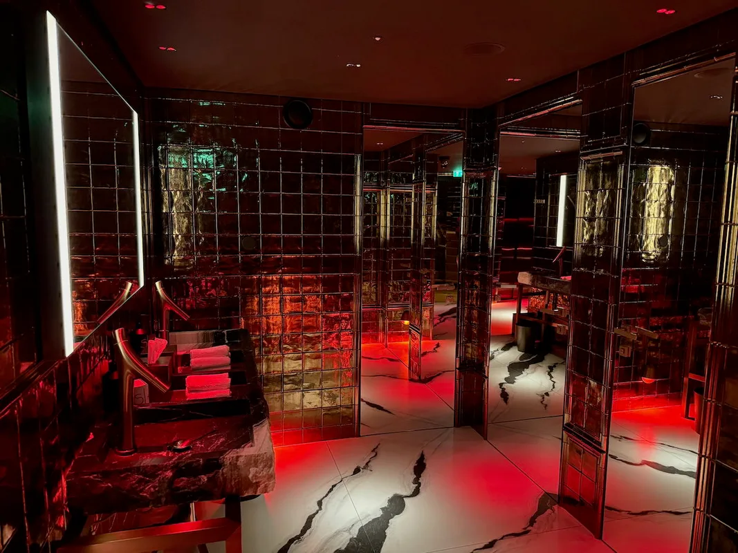 Đêm Trôi Tại SAX Paris: Khách Sạn Đậm Chất Thời Thượng Nhưng Chưa Đủ Đẳng Cấp