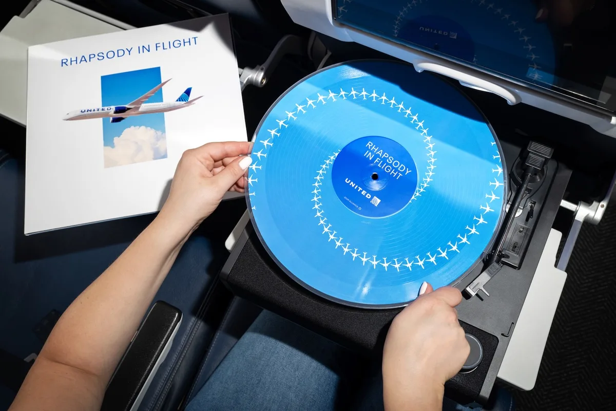 Đôi Giày Adidas Đặc Biệt Của United Airlines Mừng 100 Năm Thành Lập