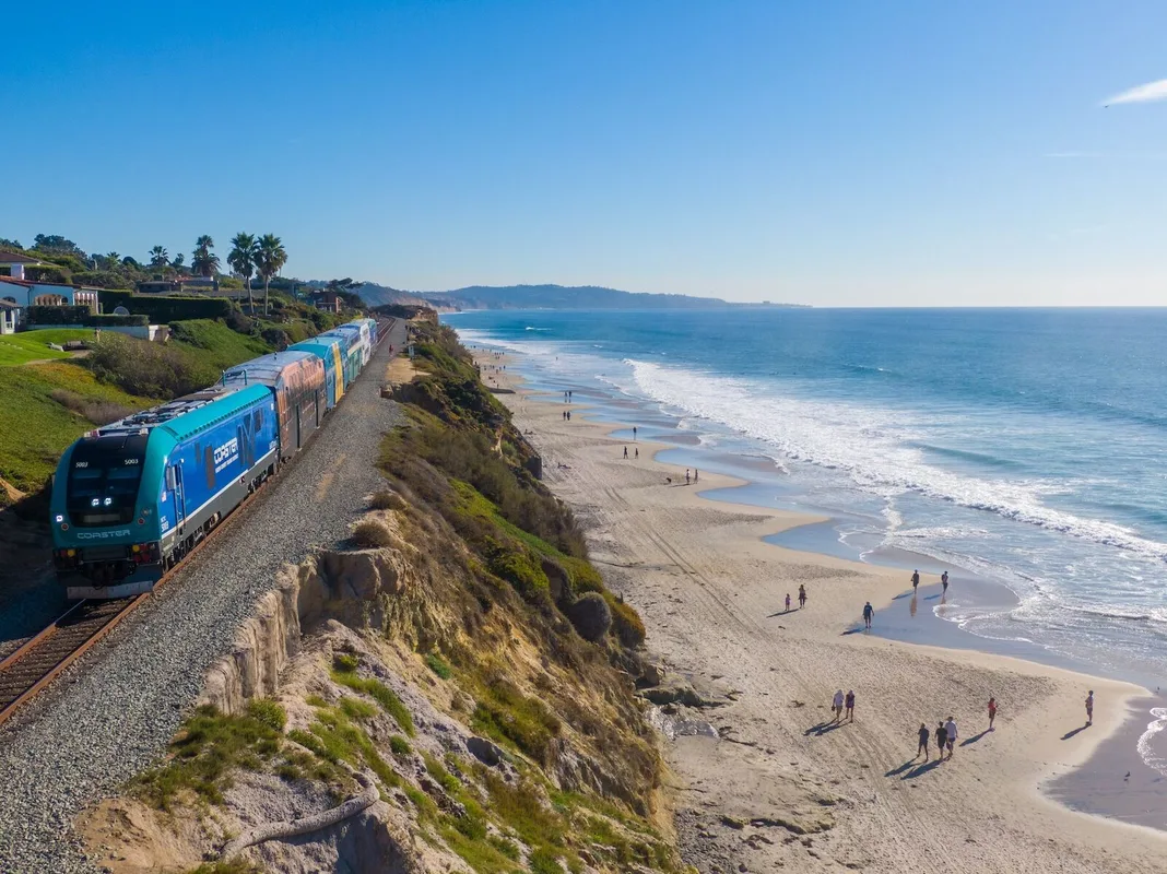 Đưa Nhau Đi Trốn Trên Tàu: Khám Phá California Mùa Hè Này