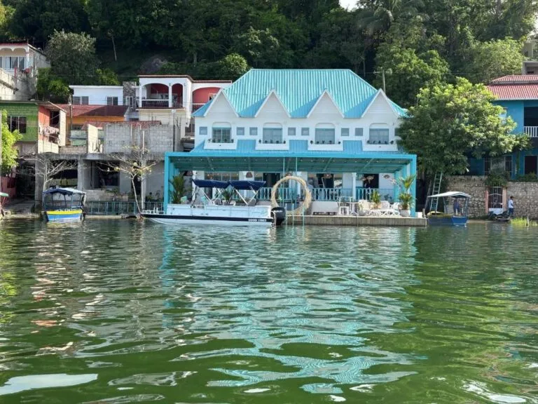 Flores: Thị Trấn Đầy Màu Sắc Của Guatemala & Cổng Vào Di Tích Tikal