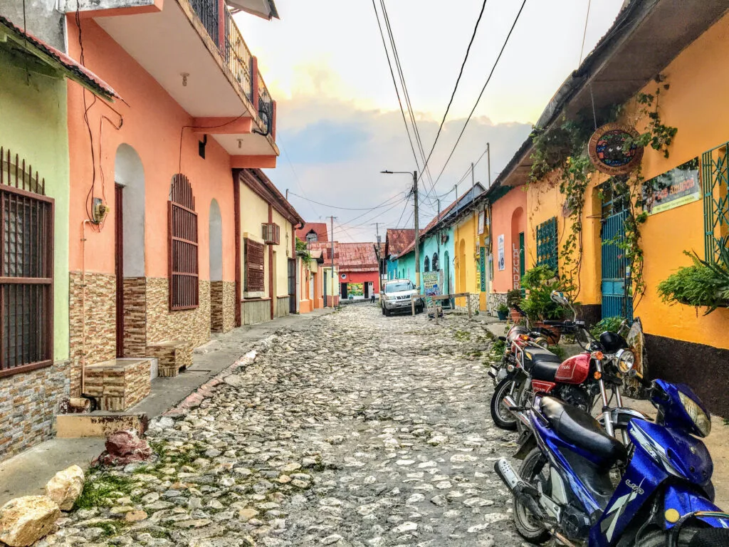 Flores: Thị Trấn Đầy Màu Sắc Của Guatemala & Cổng Vào Di Tích Tikal