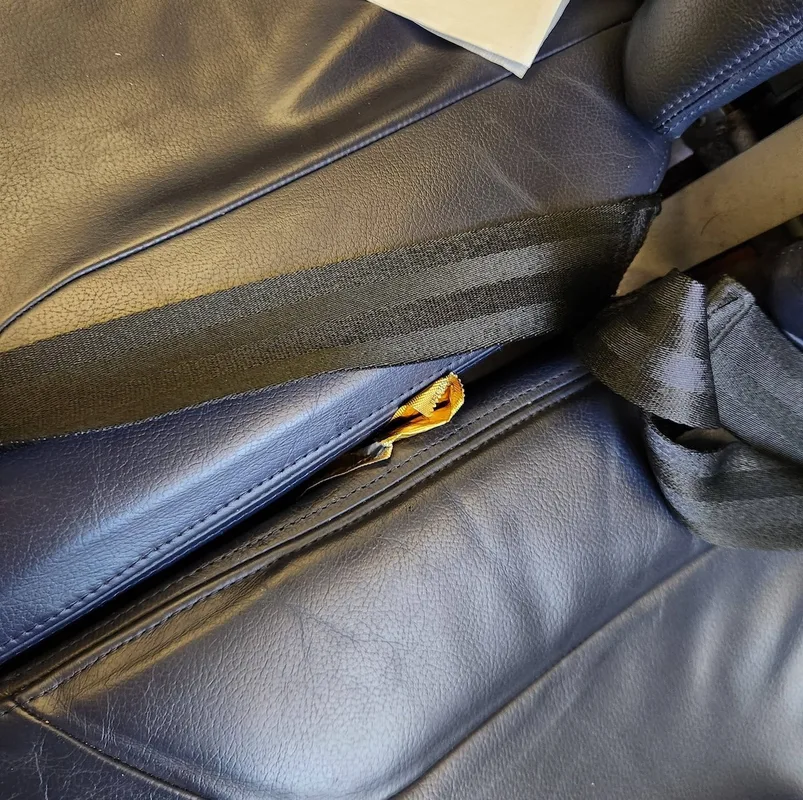 Hành Khách American Airlines Phát Hiện Bao Cao Su Đã Sử Dụng Trong Ghế Ngồi