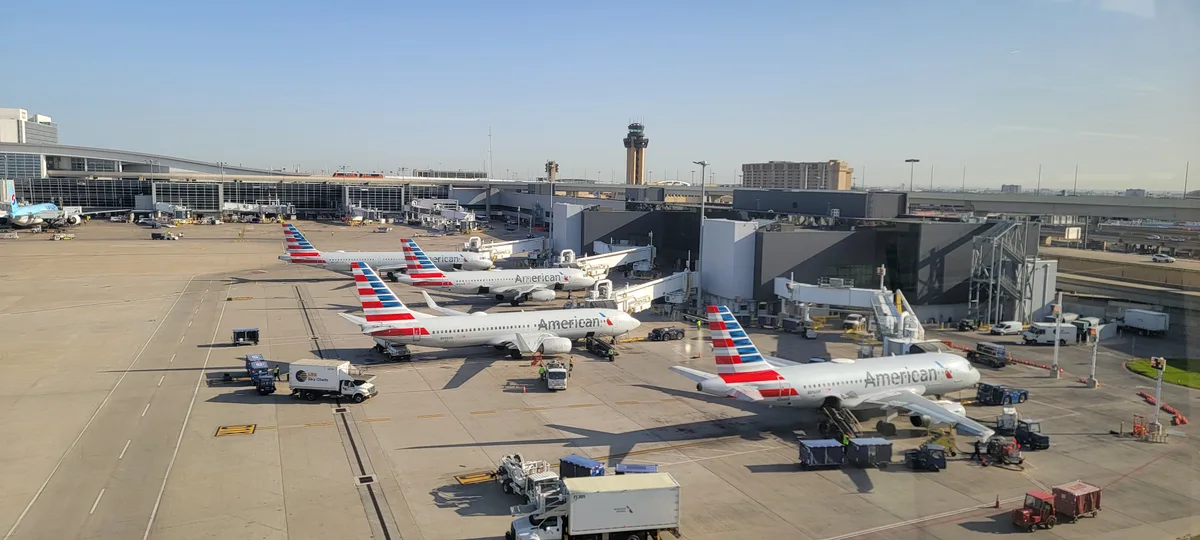 Hành Khách Kiện American Airlines Vì Bị Bắt Giữ Một Cách Bạo Lực