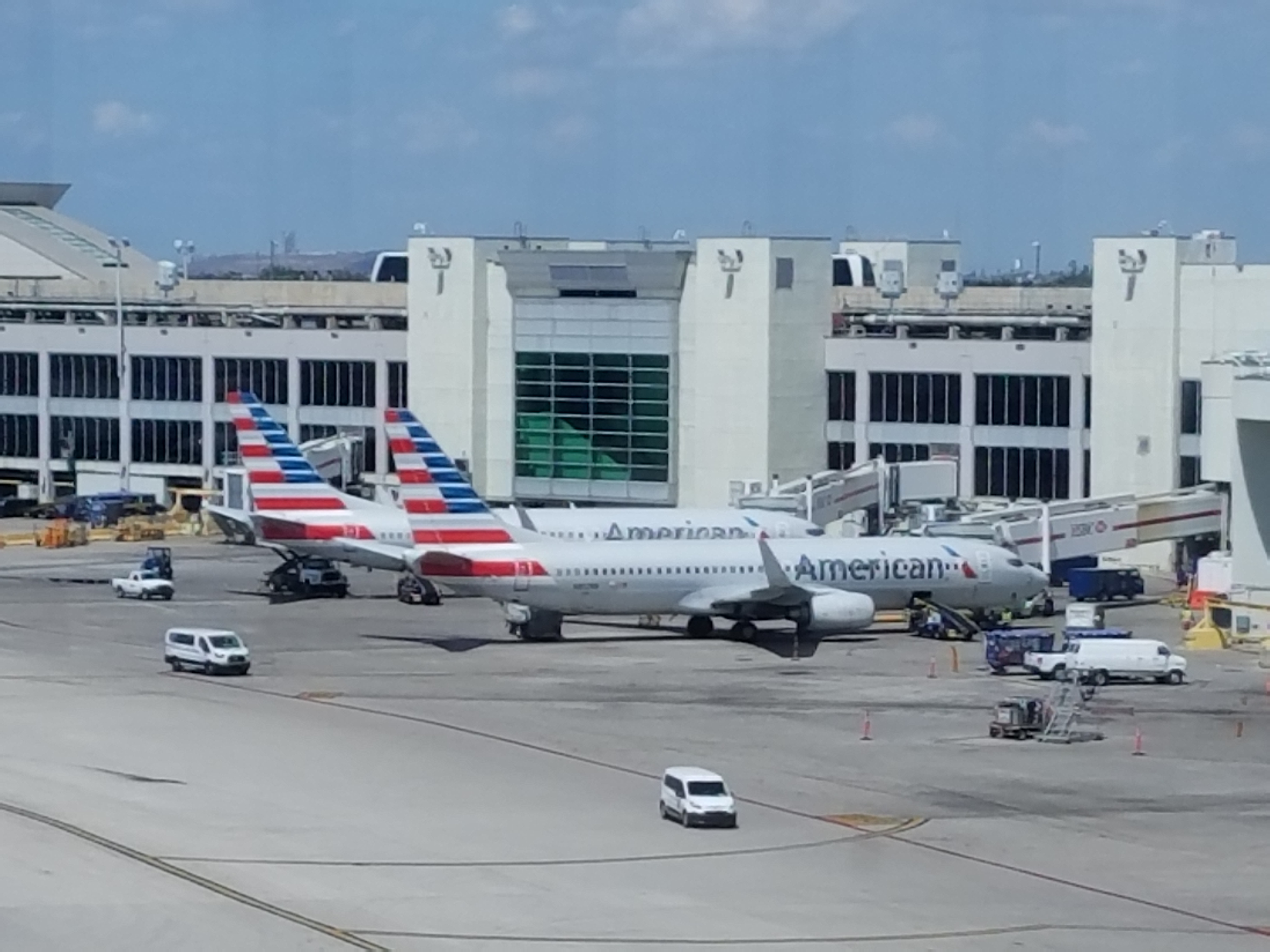 Hành Khách Kiện American Airlines Vì Bị Bắt Giữ Một Cách Bạo Lực