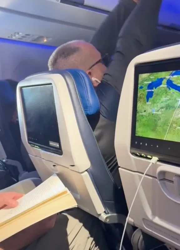 Hành Khách United Airlines Gây Chấn Động Bằng Cách Ngồi Đập Ghế Trong Hai Giờ
