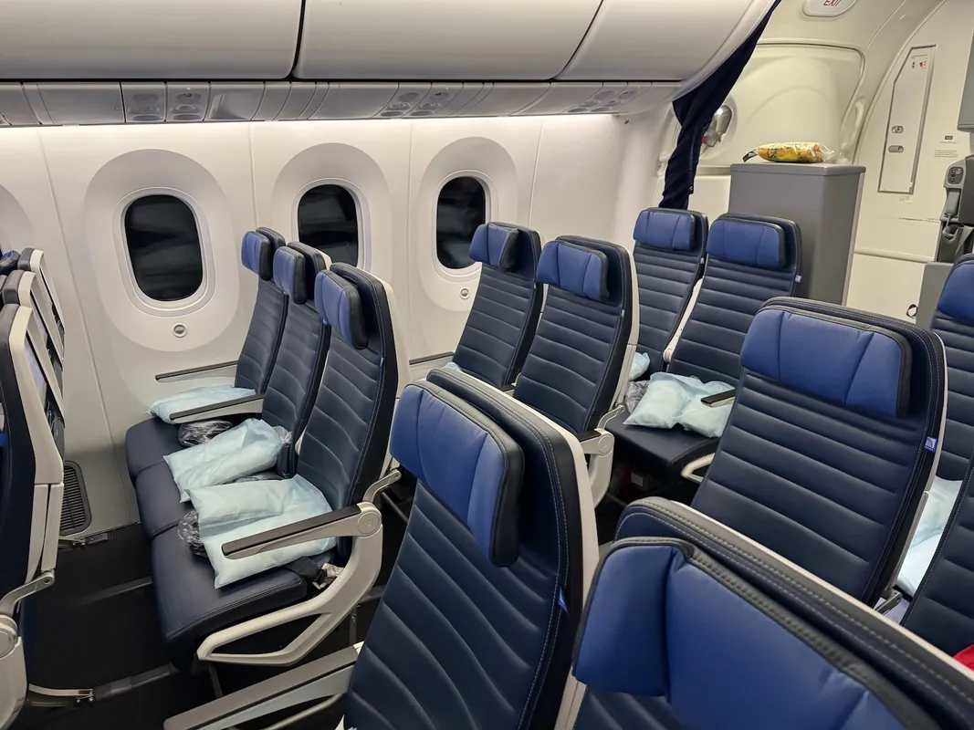 Hành Trình Bay Với Đôi Vợ Chồng: Một Câu Chuyện Về Ghế Ngồi Trên United Airlines