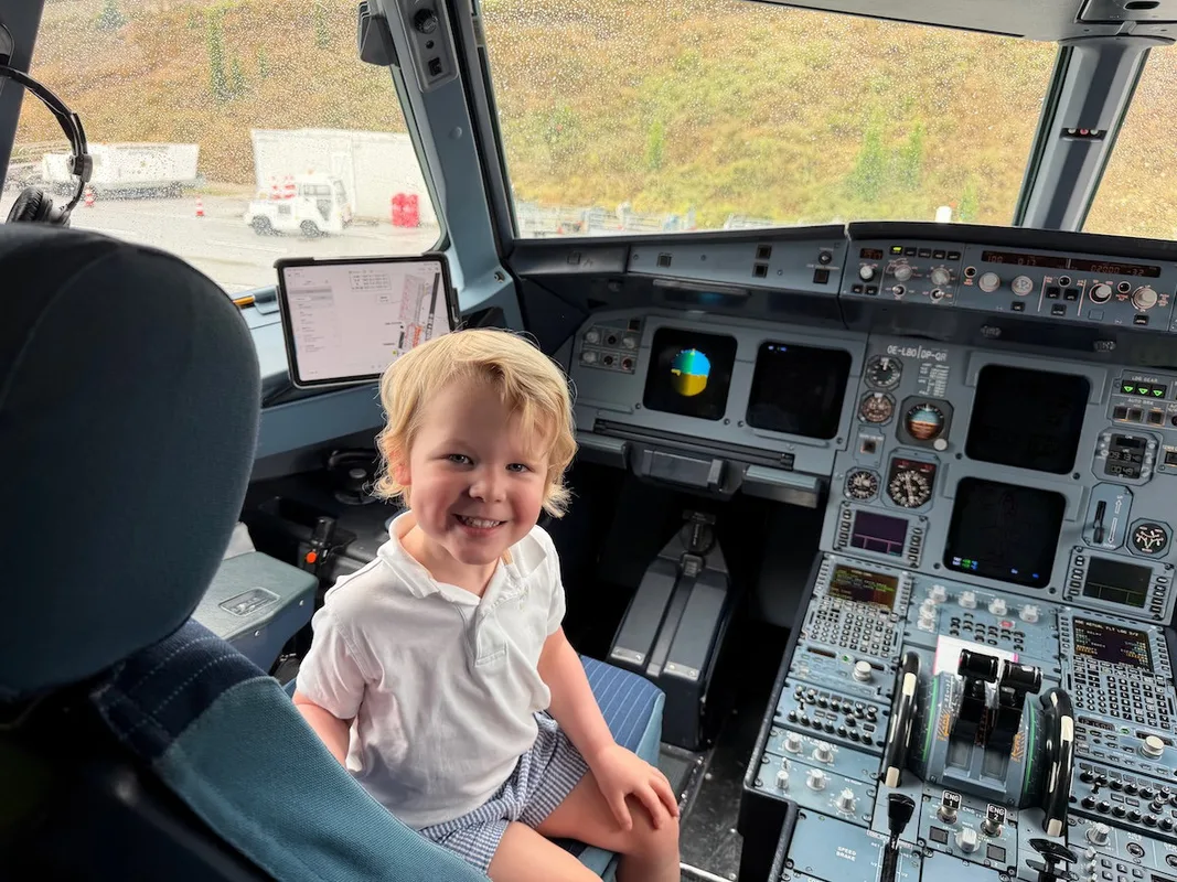 Hành Trình Khó Quên Cùng Austrian Airlines Đến Skiathos: Biến Cố Trên Không