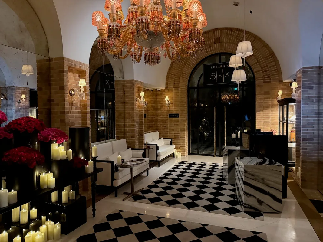 Hành Trình Tò Mò Qua Bangkok và Paris