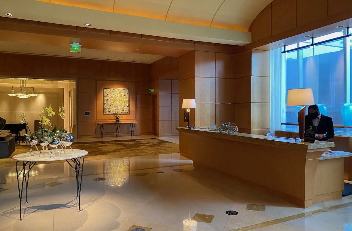 Hướng Dẫn Chi Tip Cho Nhân Viên Concierge Khách Sạn: Khi Nào Và Bao Nhiêu Là Phù Hợp?