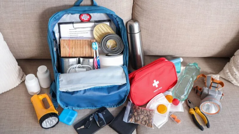 Hướng Dẫn Chuẩn Bị Bộ Kit Khẩn Cấp Tại Philippines: Đối Phó Với Động Đất và Bão