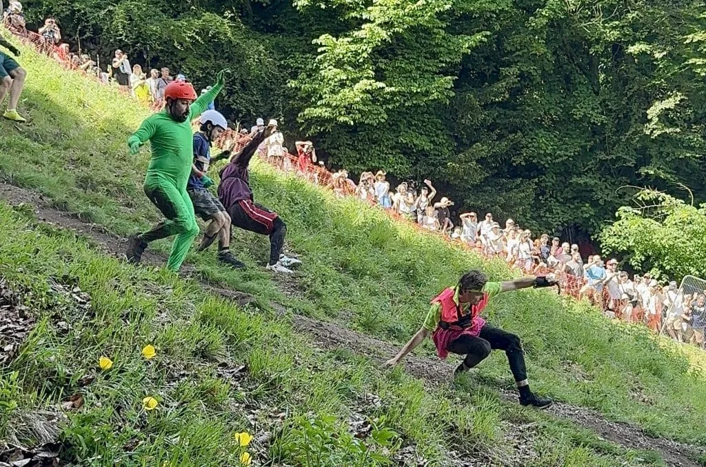 Hướng dẫn tham gia sự kiện Cooper’s Hill Cheese Rolling ở Anh